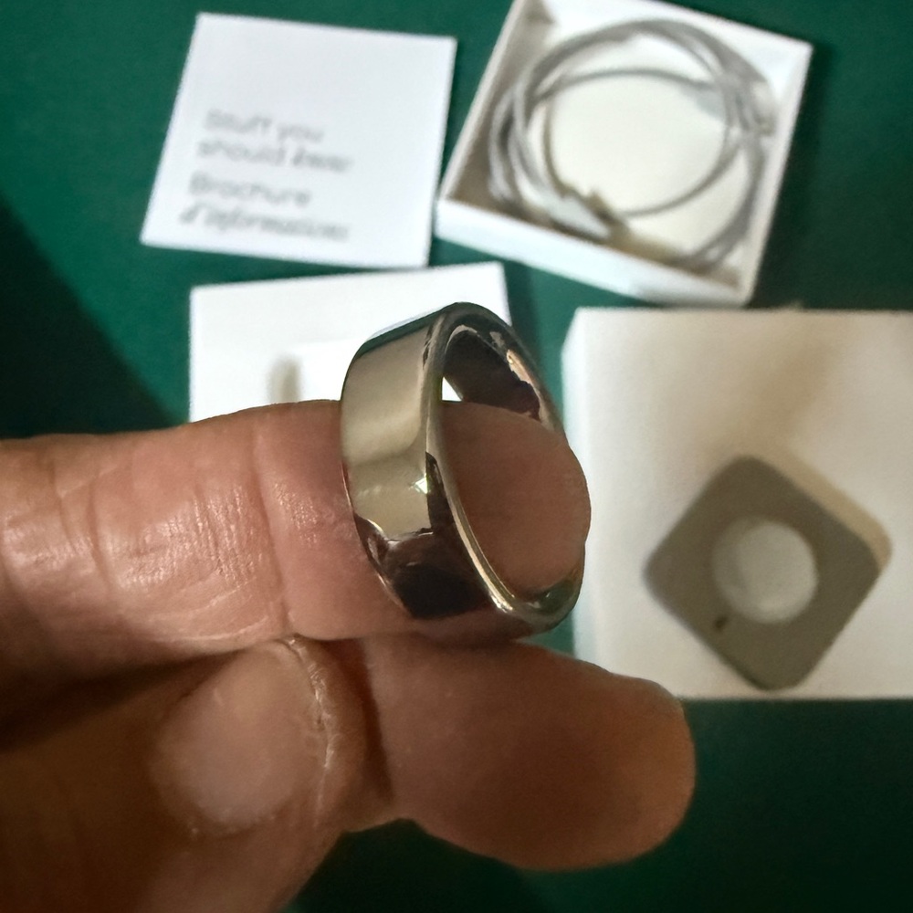 Oura Ring 4 Smart Ring Activity Tracker, in sliver color,in the box never use - Picture 4 of 9